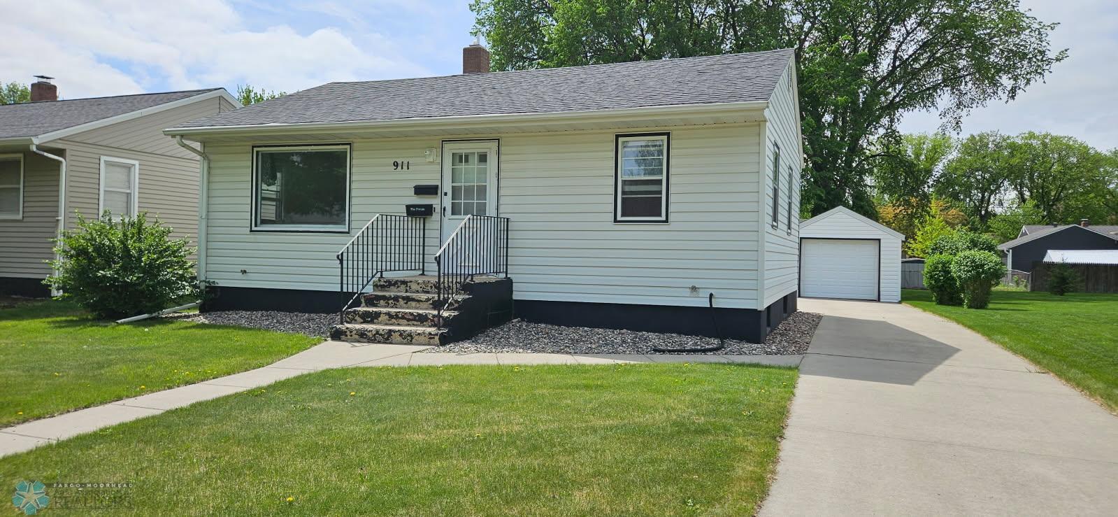 911 16th Street, Moorhead, Minnesota image 1