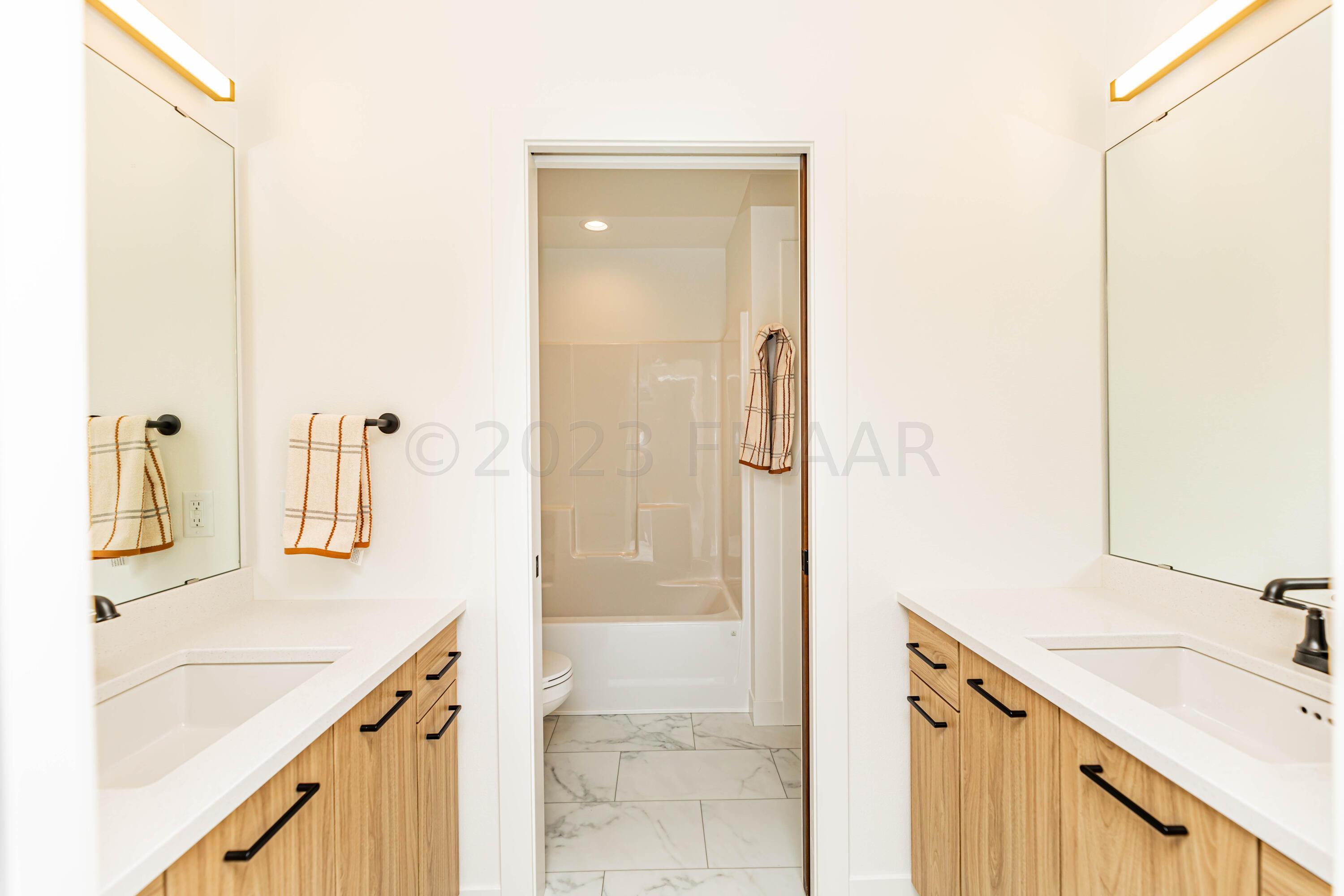 West Fargo, North Dakota 58078, United States, 5 Bedrooms Bedrooms, ,3 BathroomsBathrooms,Residential,Pending,60062