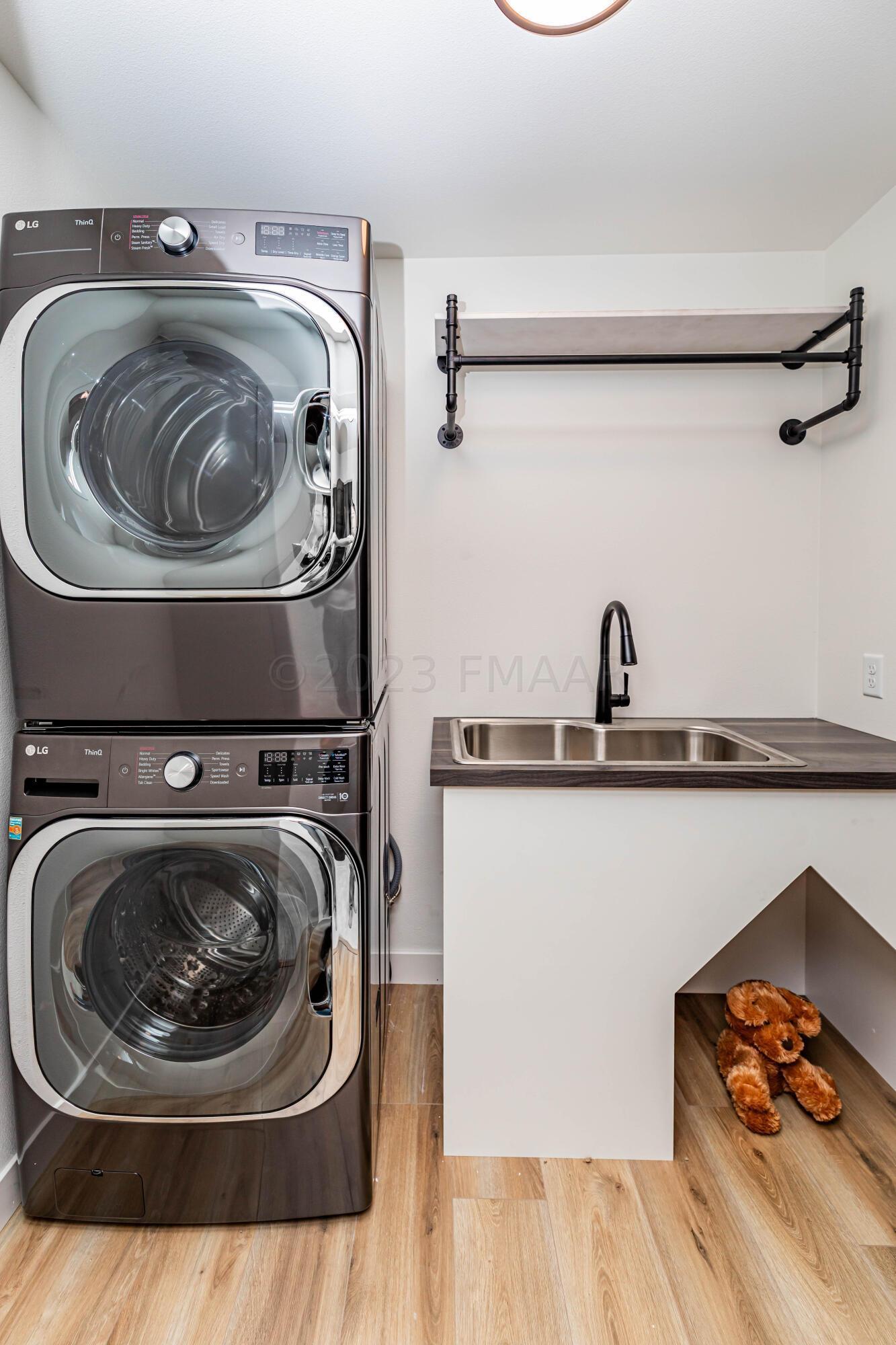 West Fargo, North Dakota 58078, United States, 5 Bedrooms Bedrooms, ,3 BathroomsBathrooms,Residential,Pending,60062