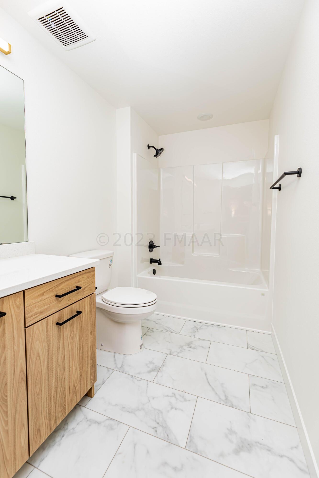 West Fargo, North Dakota 58078, United States, 5 Bedrooms Bedrooms, ,3 BathroomsBathrooms,Residential,Pending,60062