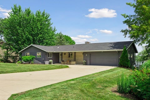 Homes For Sale - 2500 Auburn Drive<br/> Victoria, MN 55386