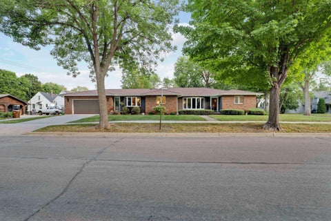 Homes For Sale - 611 E Sheridan Avenue<br/> Montevideo, MN 56265
