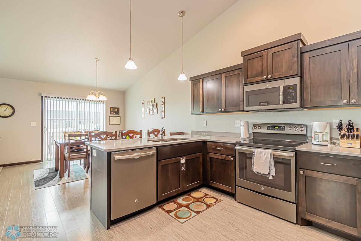 Moorhead, Minnesota 56560, United States, 4 Bedrooms Bedrooms, ,2 BathroomsBathrooms,Residential,Pending,55130