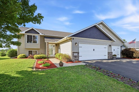 Homes For Sale - 350 Horizon Drive<br/> Le Center, MN 56057