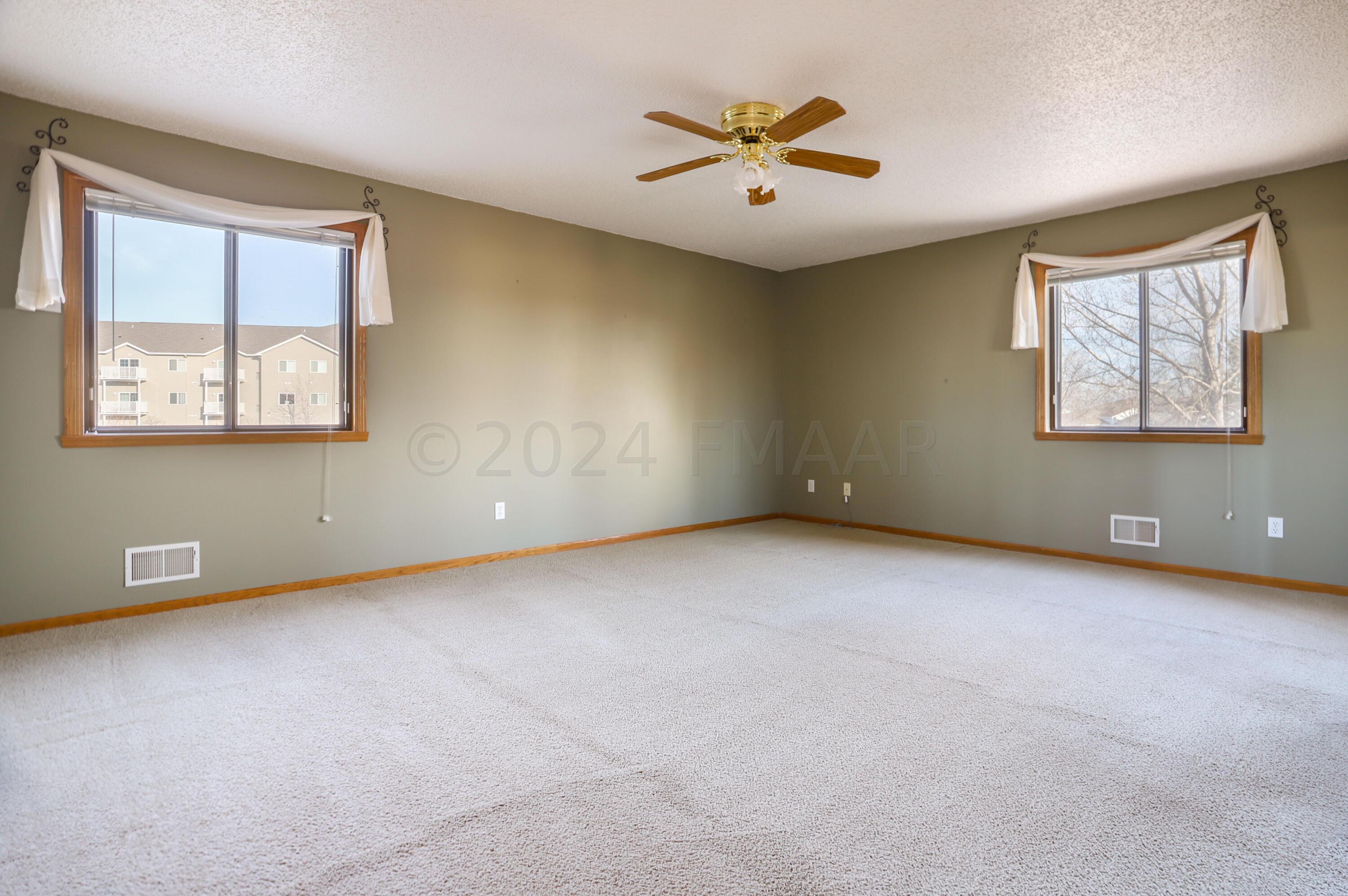 Fargo, North Dakota 58104, United States, 2 Bedrooms Bedrooms, ,2 BathroomsBathrooms,Residential,Pending,64446