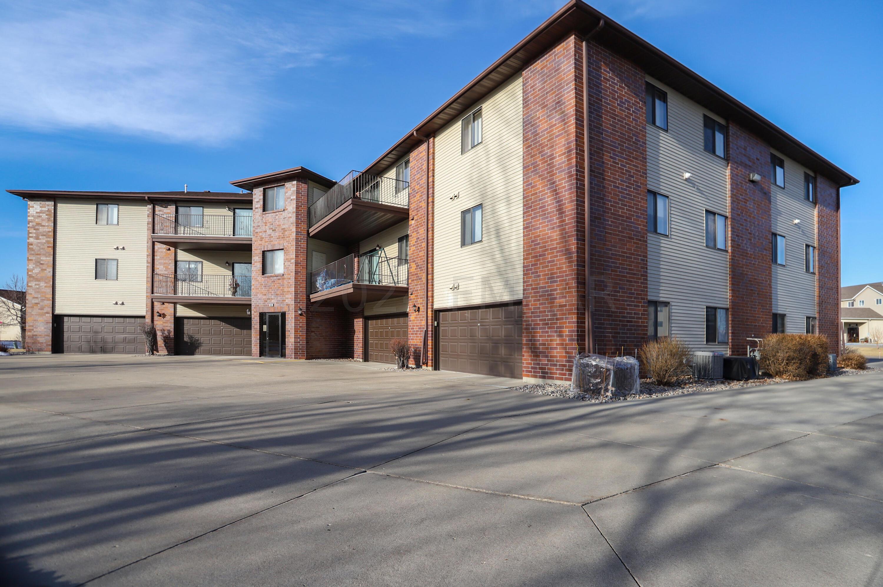 Fargo, North Dakota 58104, United States, 2 Bedrooms Bedrooms, ,2 BathroomsBathrooms,Residential,Pending,64446