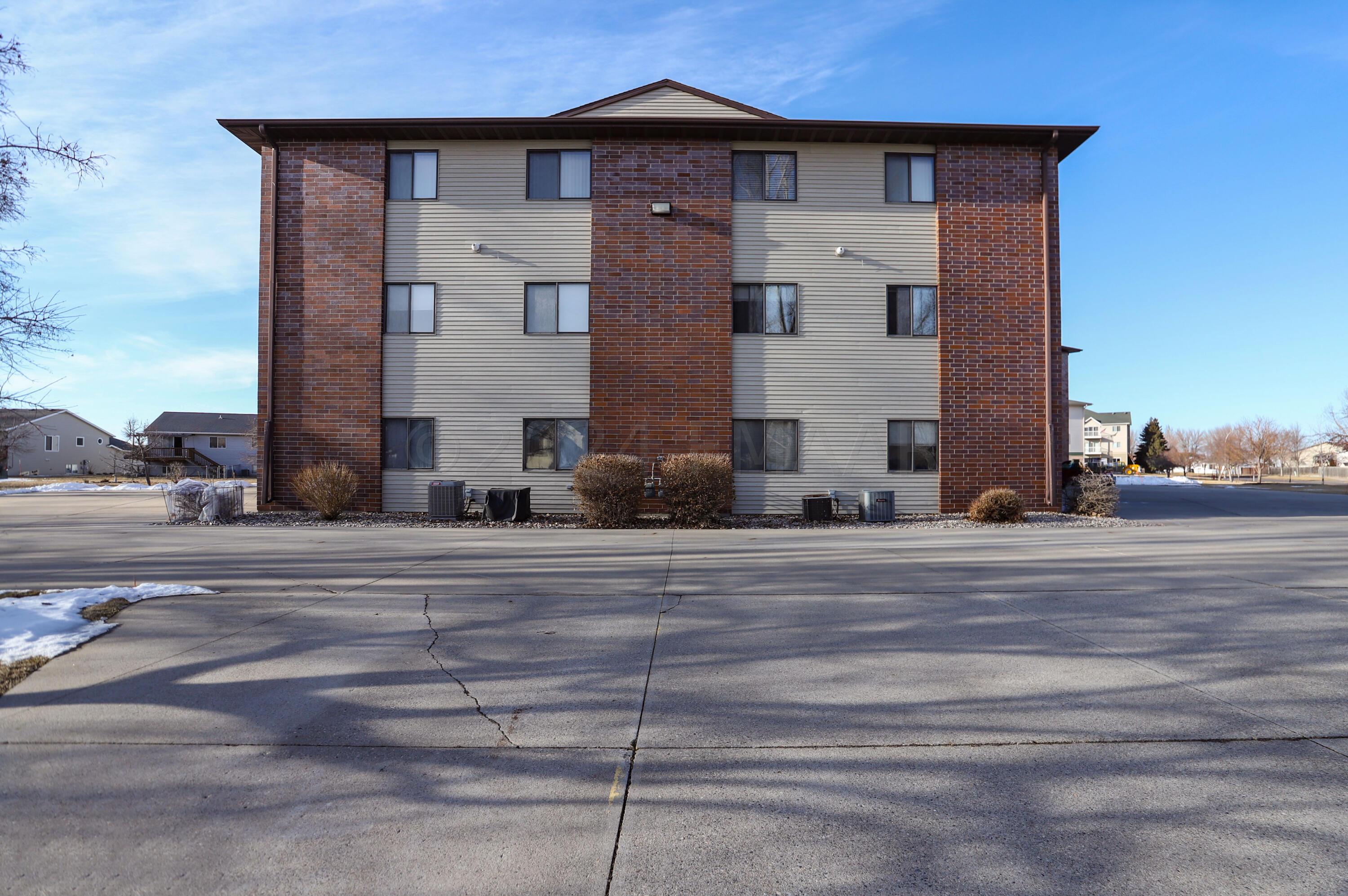 Fargo, North Dakota 58104, United States, 2 Bedrooms Bedrooms, ,2 BathroomsBathrooms,Residential,Pending,64446