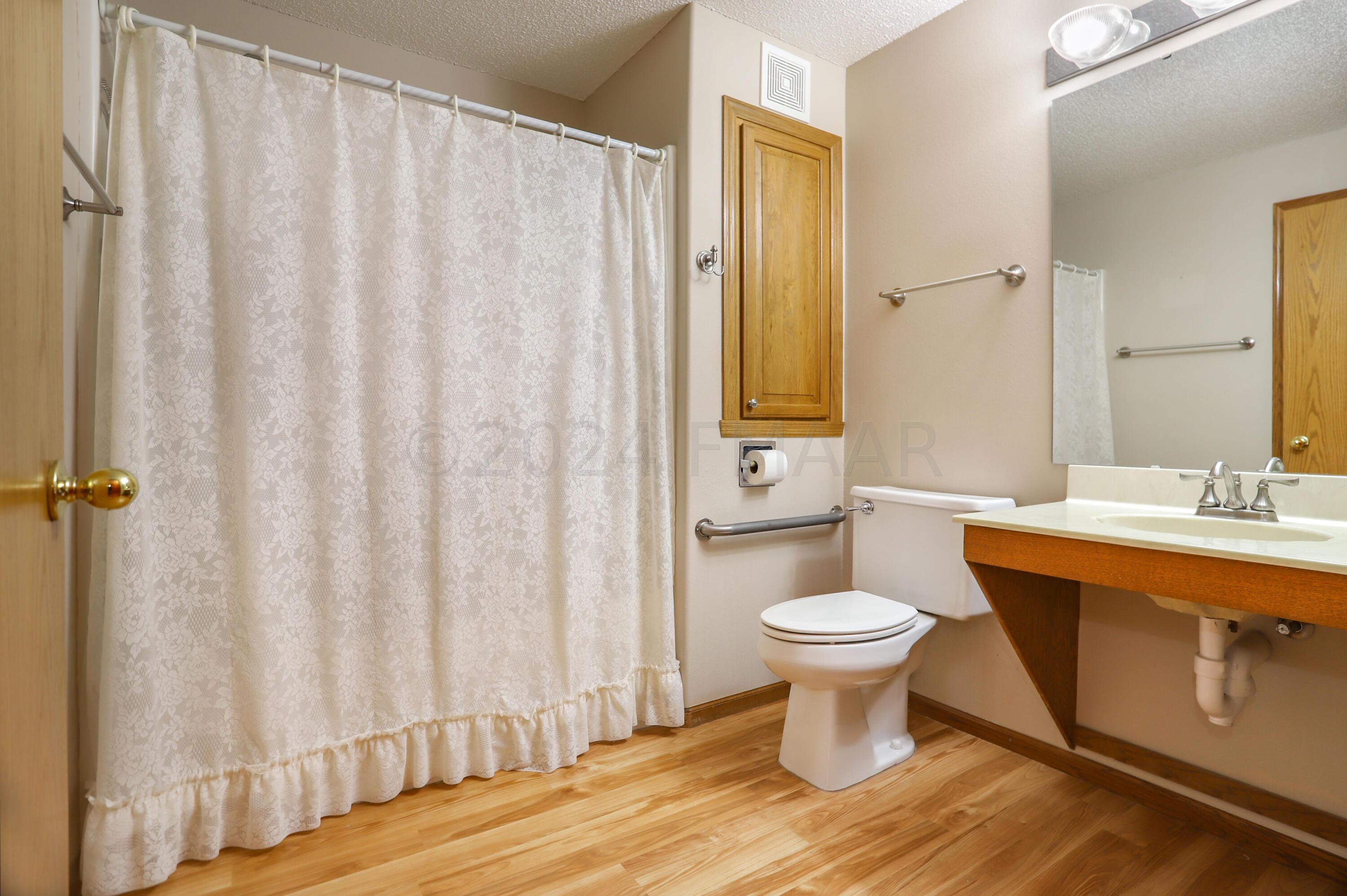 Fargo, North Dakota 58104, United States, 2 Bedrooms Bedrooms, ,2 BathroomsBathrooms,Residential,Pending,64446