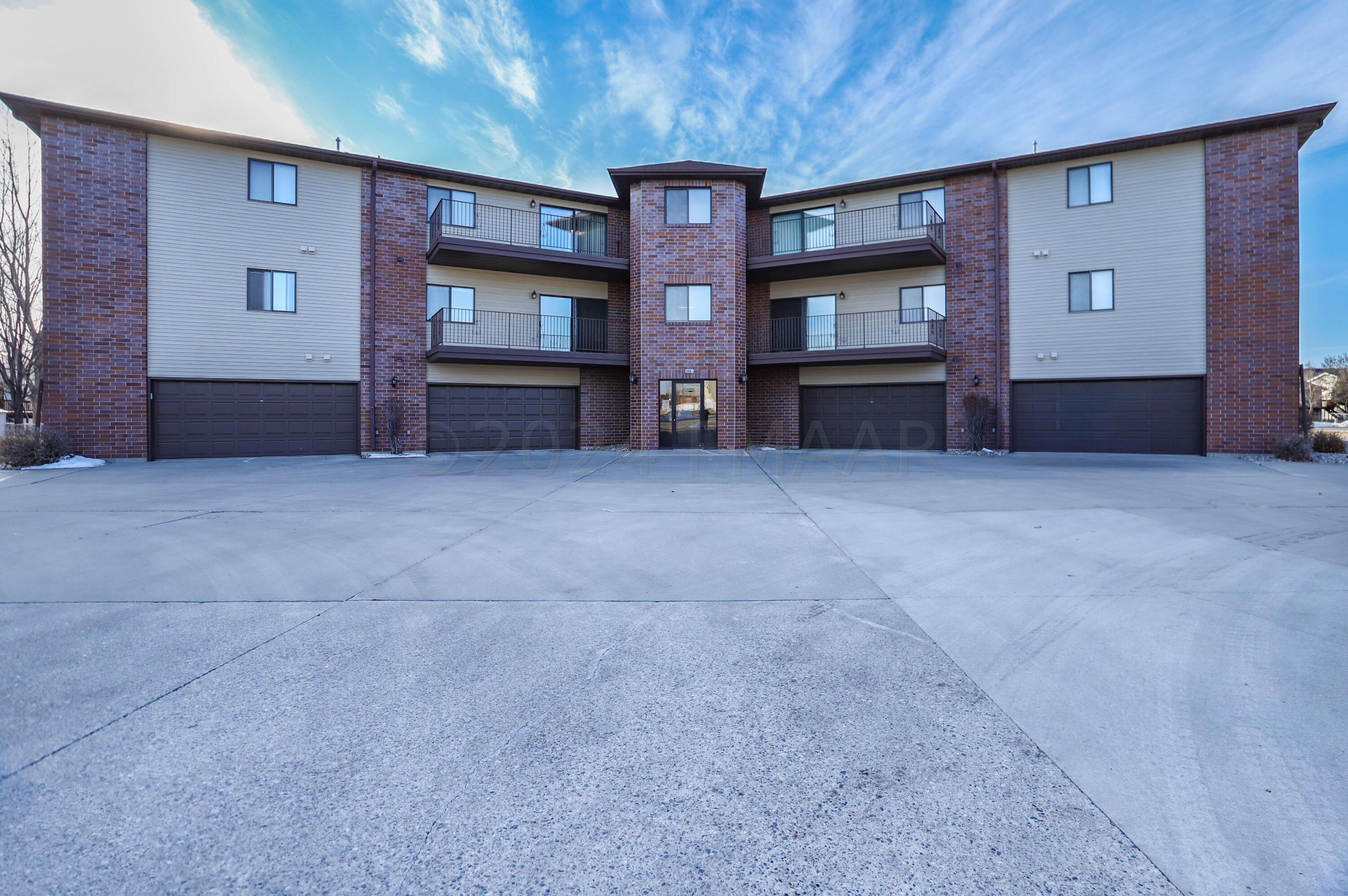 Fargo, North Dakota 58104, United States, 2 Bedrooms Bedrooms, ,2 BathroomsBathrooms,Residential,Pending,64446