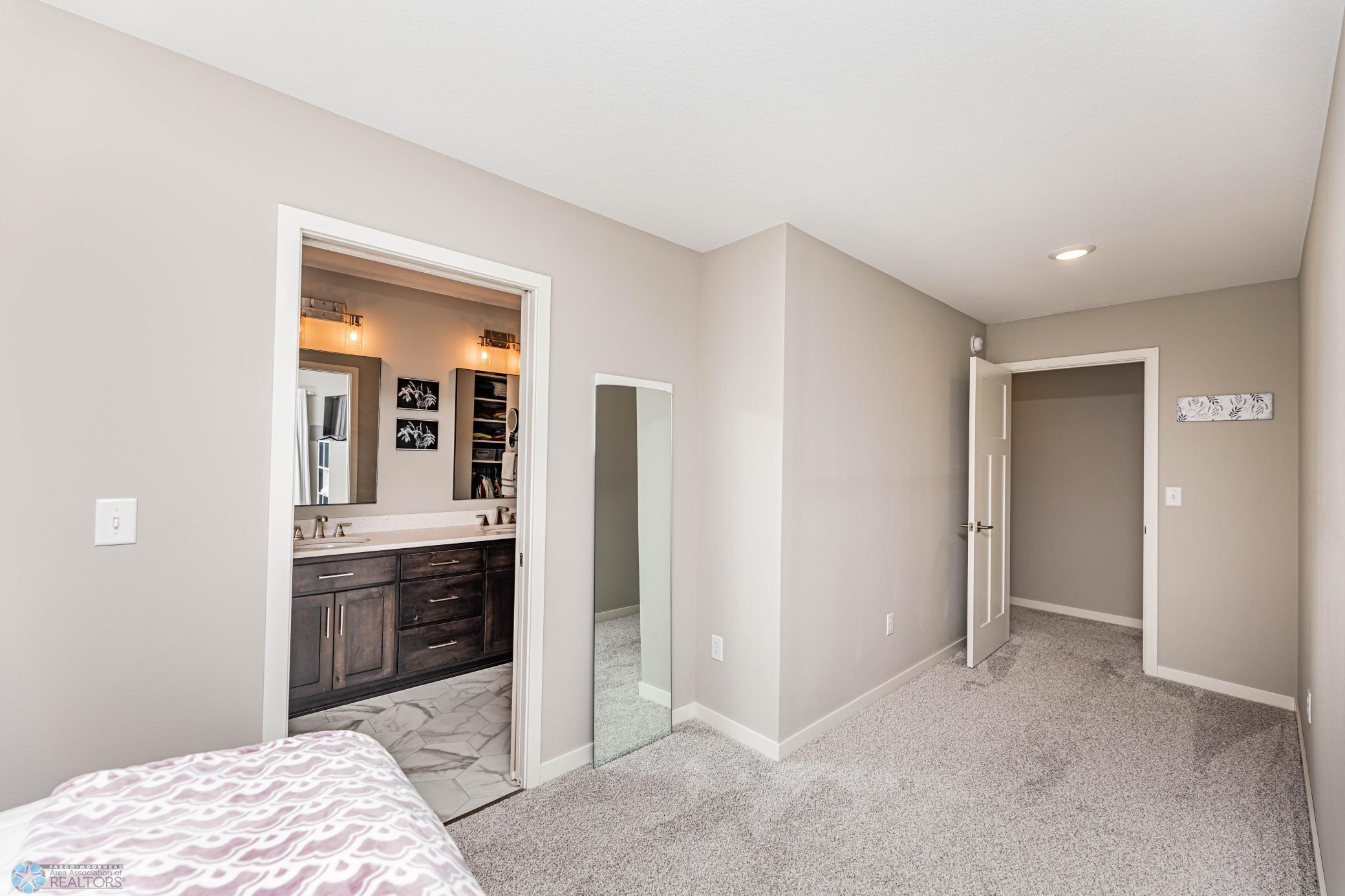 Fargo, North Dakota 58102, United States, 3 Bedrooms Bedrooms, ,2 BathroomsBathrooms,Residential,Active,203142