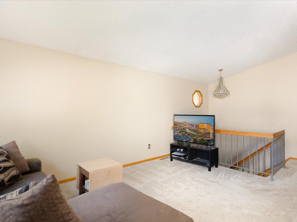 1042 Aston Circle, Burnsville, Minnesota image 10