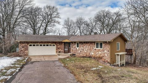 Homes For Sale - 609 Manor Court<br/> Eau Claire County, Altoona, WI 54720