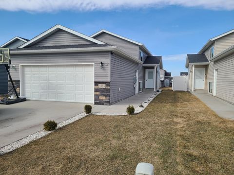Homes For Sale - 3365 Maple Leaf Loop<br/> Fargo, ND 58104