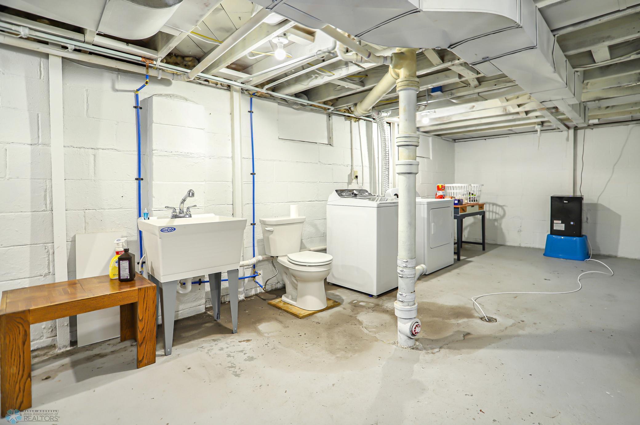 Fargo, North Dakota 58103, United States, 4 Bedrooms Bedrooms, ,1 BathroomBathrooms,Residential,Pending,46906