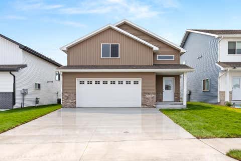 Homes For Sale - 2515 38th Avenue<br/> Moorhead, MN 56560
