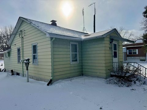 Homes For Sale - 911 Maple Avenue<br/> Renville County, Bird Island, MN 55310