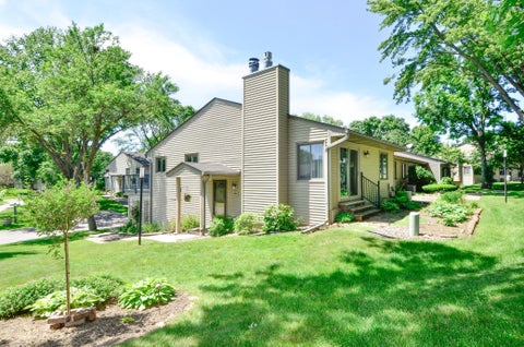 Townhouse For Sale - 4406 Arden View Court<br/> Arden Hills, MN 55112