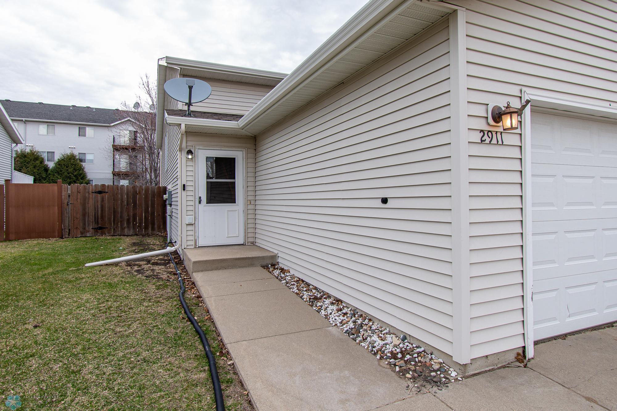2911 Dakota Park Circle, Fargo, North Dakota image 2