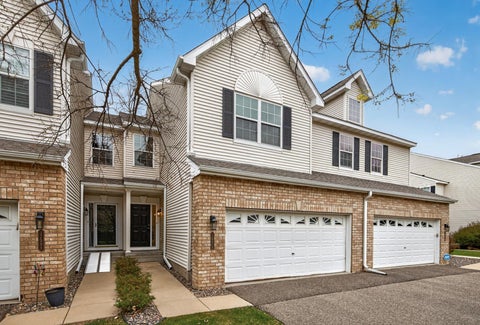 Townhouse For Sale - 17582 Hackberry Court<br/> Hennepin County, Eden Prairie, MN 55347