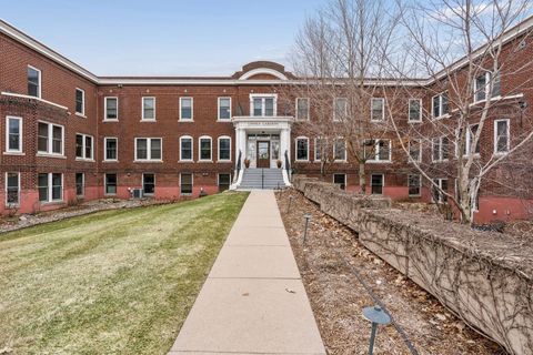 Condo For Sale - 2040 Como Avenue<br/> Saint Paul, MN 55108