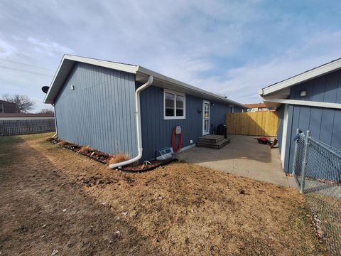 Homes For Sale - 2111 32nd Avenue<br/> Fargo, ND 58103