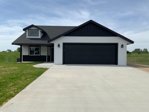 Homes For Sale - 7 Cottonwood Lake Boulevard<br/> Windom, MN 56101