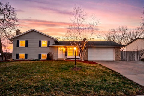 Homes For Sale - 942 Hopewell Lane<br/> Dakota County, Saint Paul, MN 55124