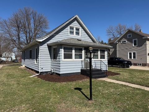 Homes For Sale - 302 W 5th Avenue<br/> Lakefield, MN 56150