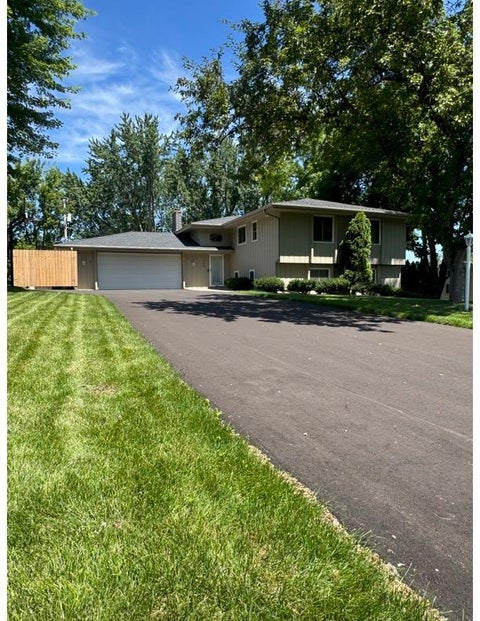Homes For Sale - 404 Highland Drive<br/> Chanhassen, MN 55317