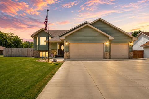 Homes For Sale - 895 Lee Street<br/> Steele County, Owatonna, MN 55060