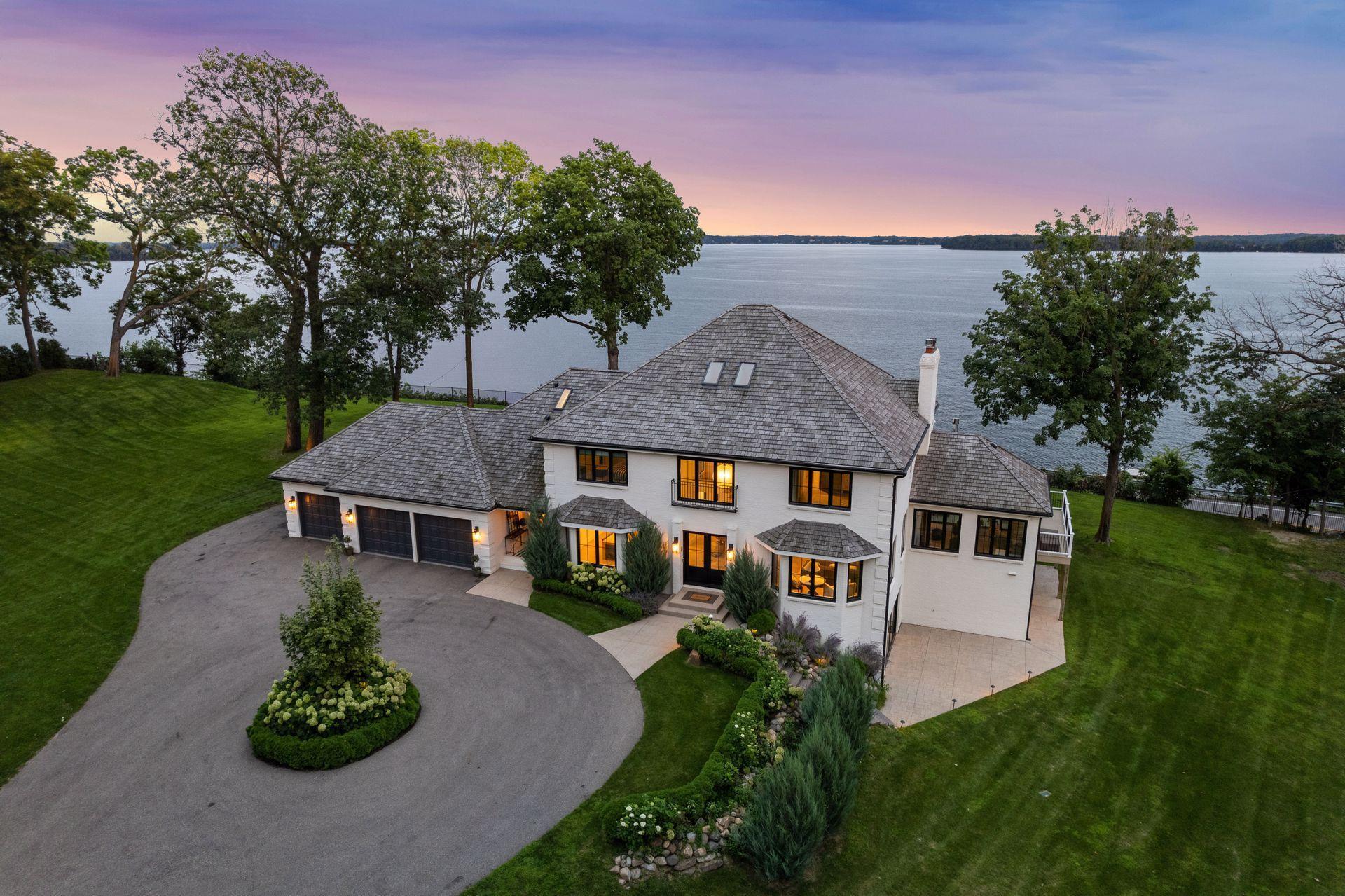 2070 Shoreline Drive, Wayzata, Minnesota image 1