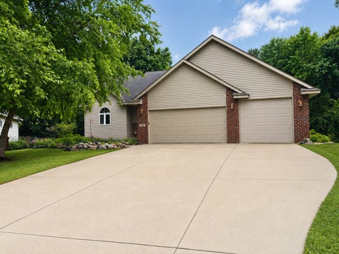 Homes For Sale - 856 Bridle Creek Lane<br/> Jordan, MN 55352
