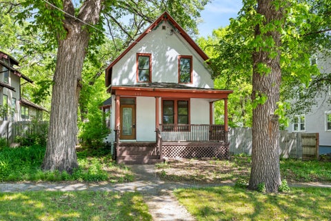 Homes For Sale - 335 9th Avenue<br/> Fargo, ND 58103