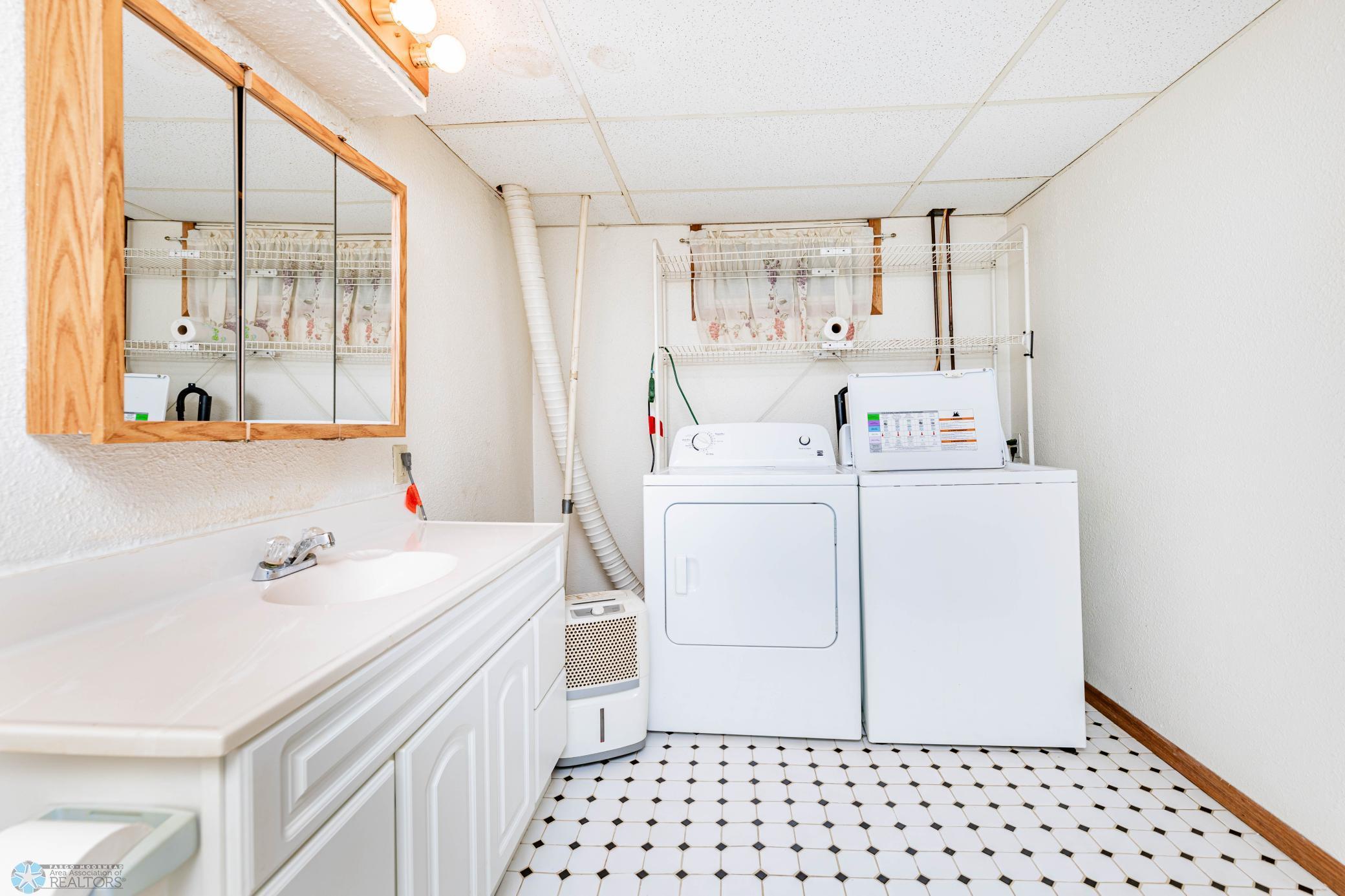 Wahpeton, North Dakota 58075, United States, 5 Bedrooms Bedrooms, ,3 BathroomsBathrooms,Residential,Active,49022