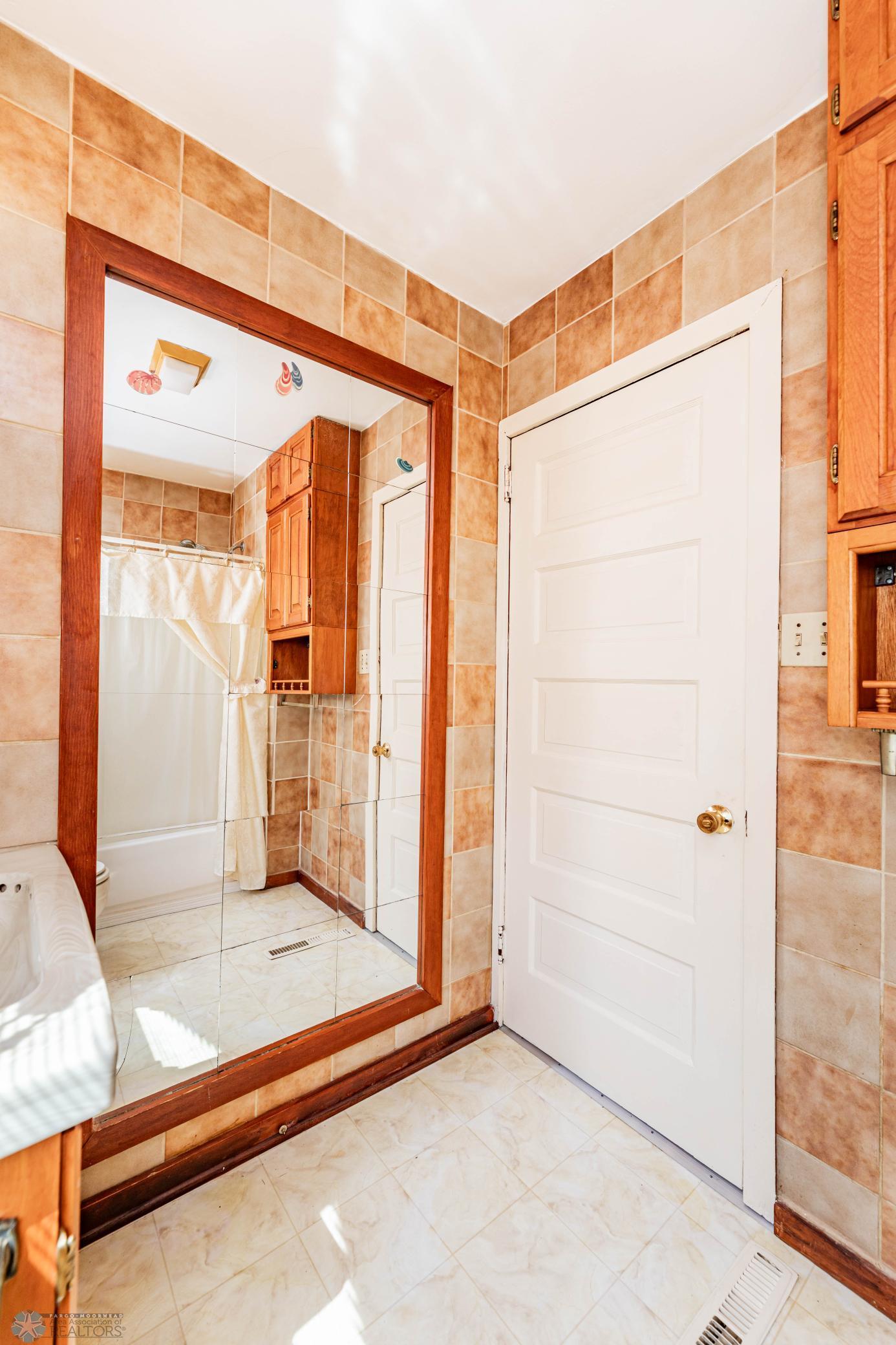 Wahpeton, North Dakota 58075, United States, 5 Bedrooms Bedrooms, ,3 BathroomsBathrooms,Residential,Active,49022