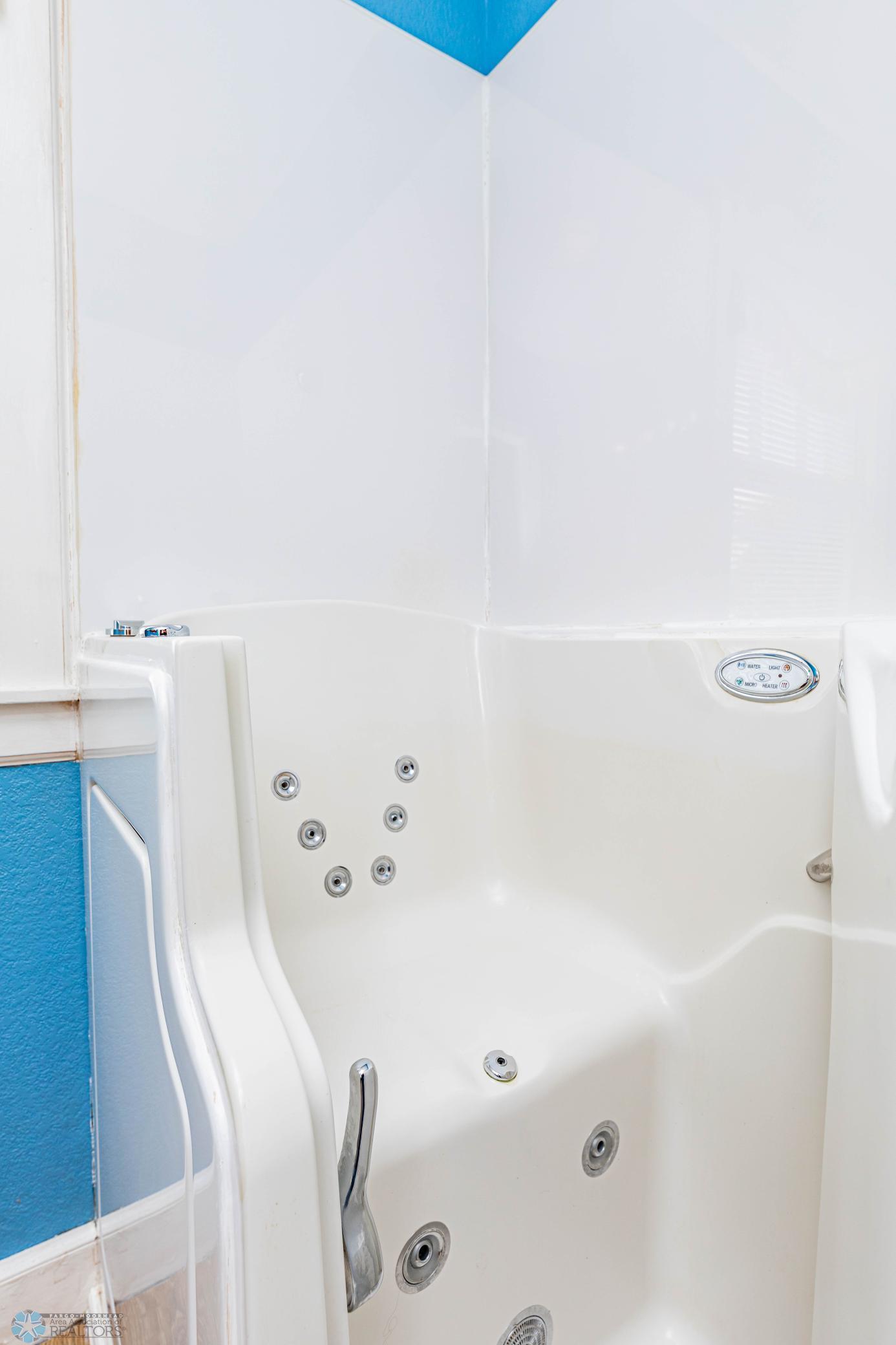 Wahpeton, North Dakota 58075, United States, 5 Bedrooms Bedrooms, ,3 BathroomsBathrooms,Residential,Active,49022