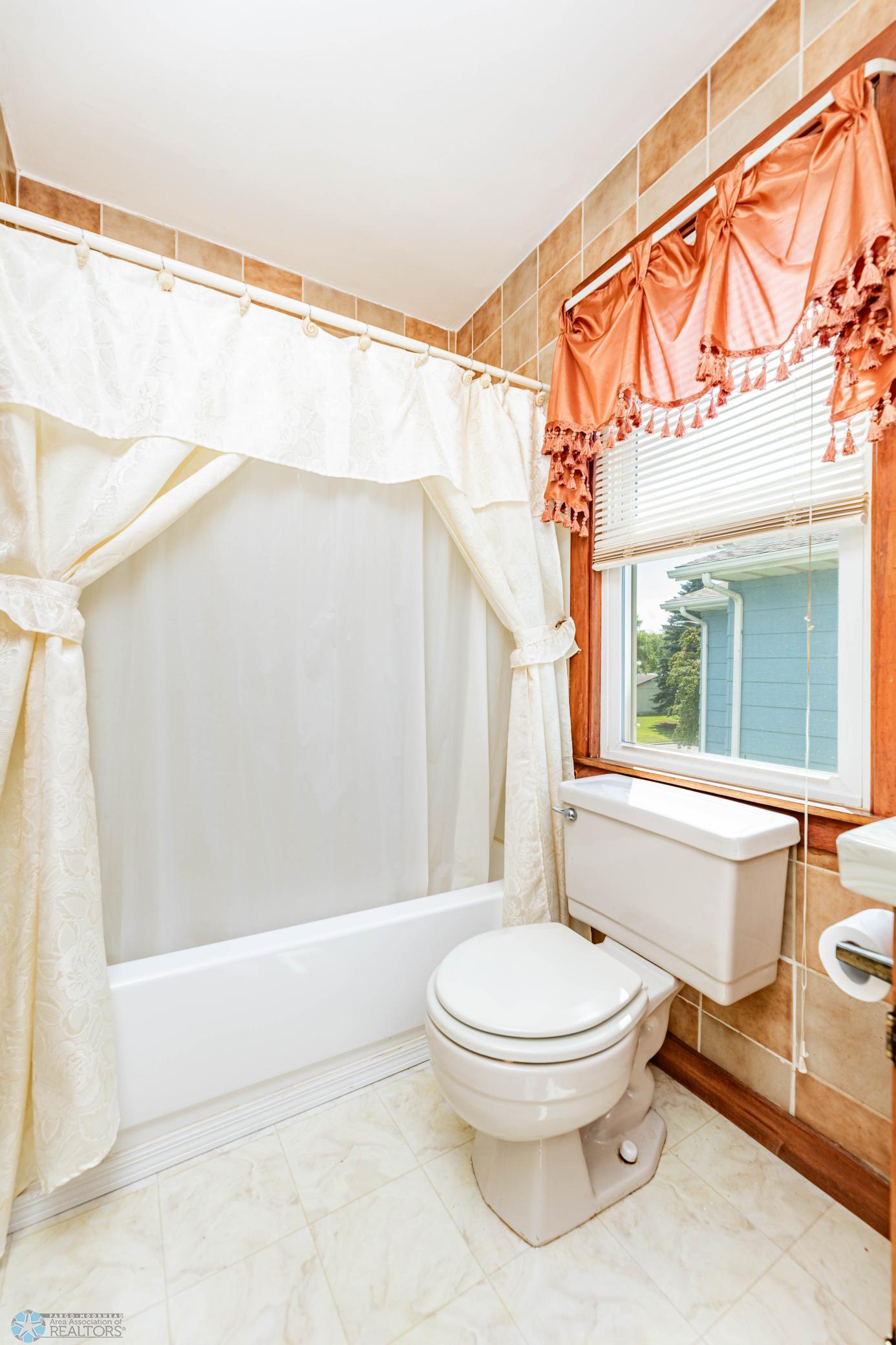 Wahpeton, North Dakota 58075, United States, 5 Bedrooms Bedrooms, ,3 BathroomsBathrooms,Residential,Active,49022