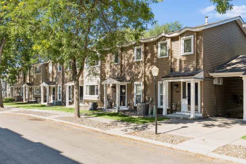 Townhouse For Sale - 438 Pondridge Circle<br/> Wayzata, MN 55391