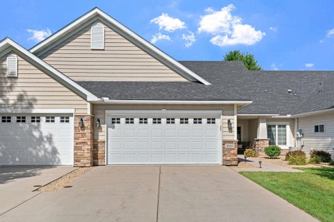 Townhouse For Sale - 1050 Woodland Drive<br/> Hastings, MN 55033