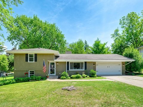 Homes For Sale - 779 Redwood Lane<br/> New Brighton, MN 55112