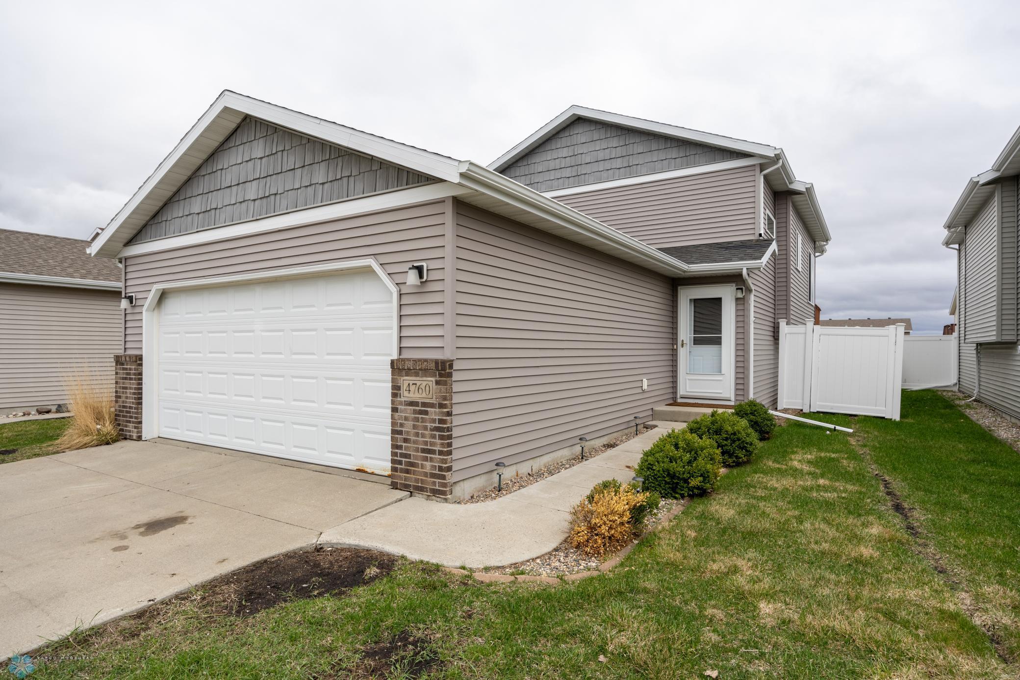 Fargo, North Dakota 58104, United States, 3 Bedrooms Bedrooms, ,2 BathroomsBathrooms,Residential,Pending,59058