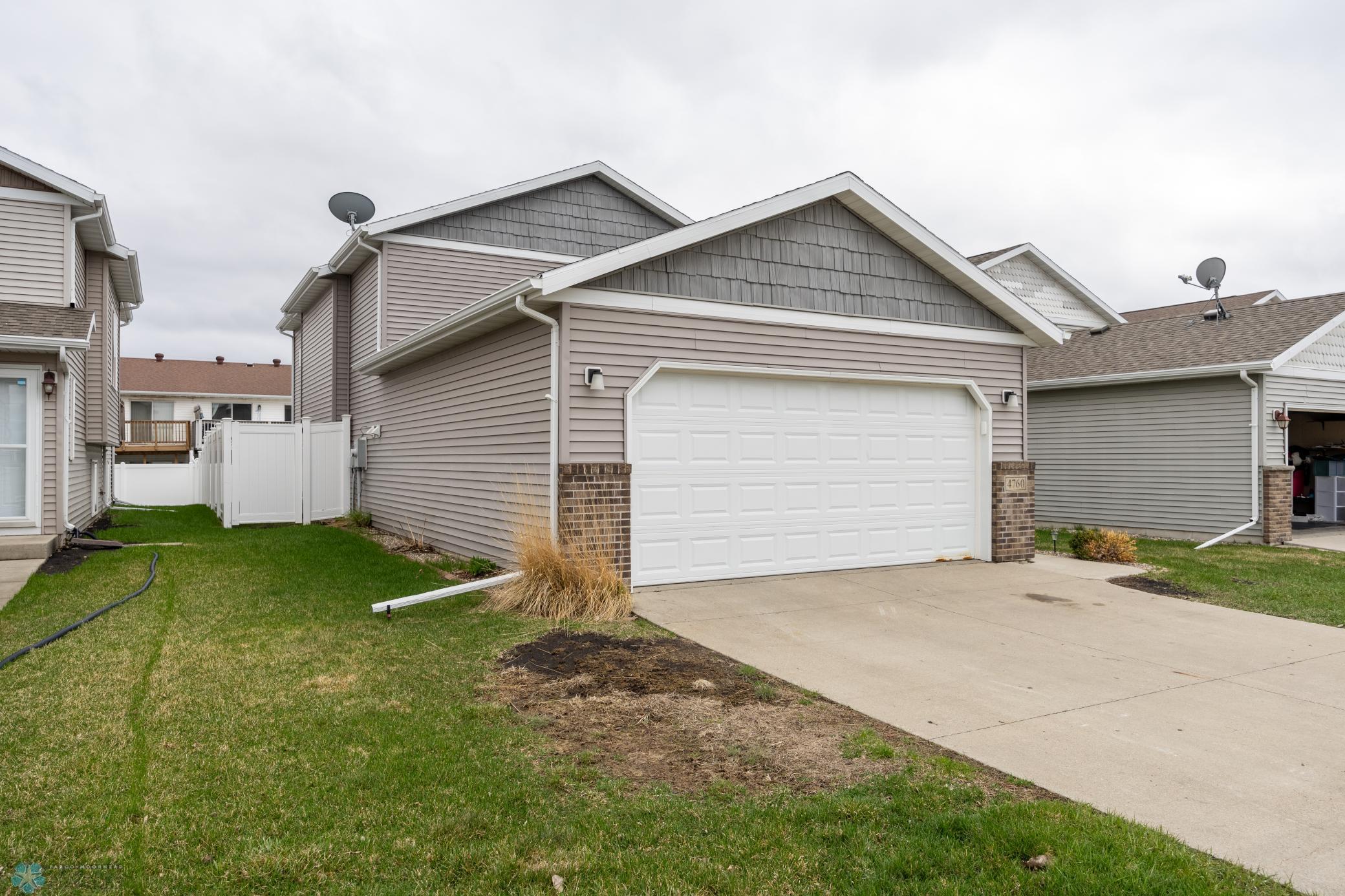 Fargo, North Dakota 58104, United States, 3 Bedrooms Bedrooms, ,2 BathroomsBathrooms,Residential,Pending,59058