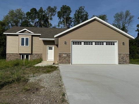 Homes For Sale - 1330 Greenleaf Road<br/> Steele County, Owatonna, MN 55060