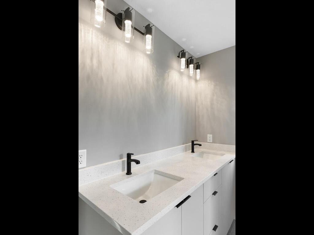 14913 Oakwood Drive, Burnsville, Minnesota image 38