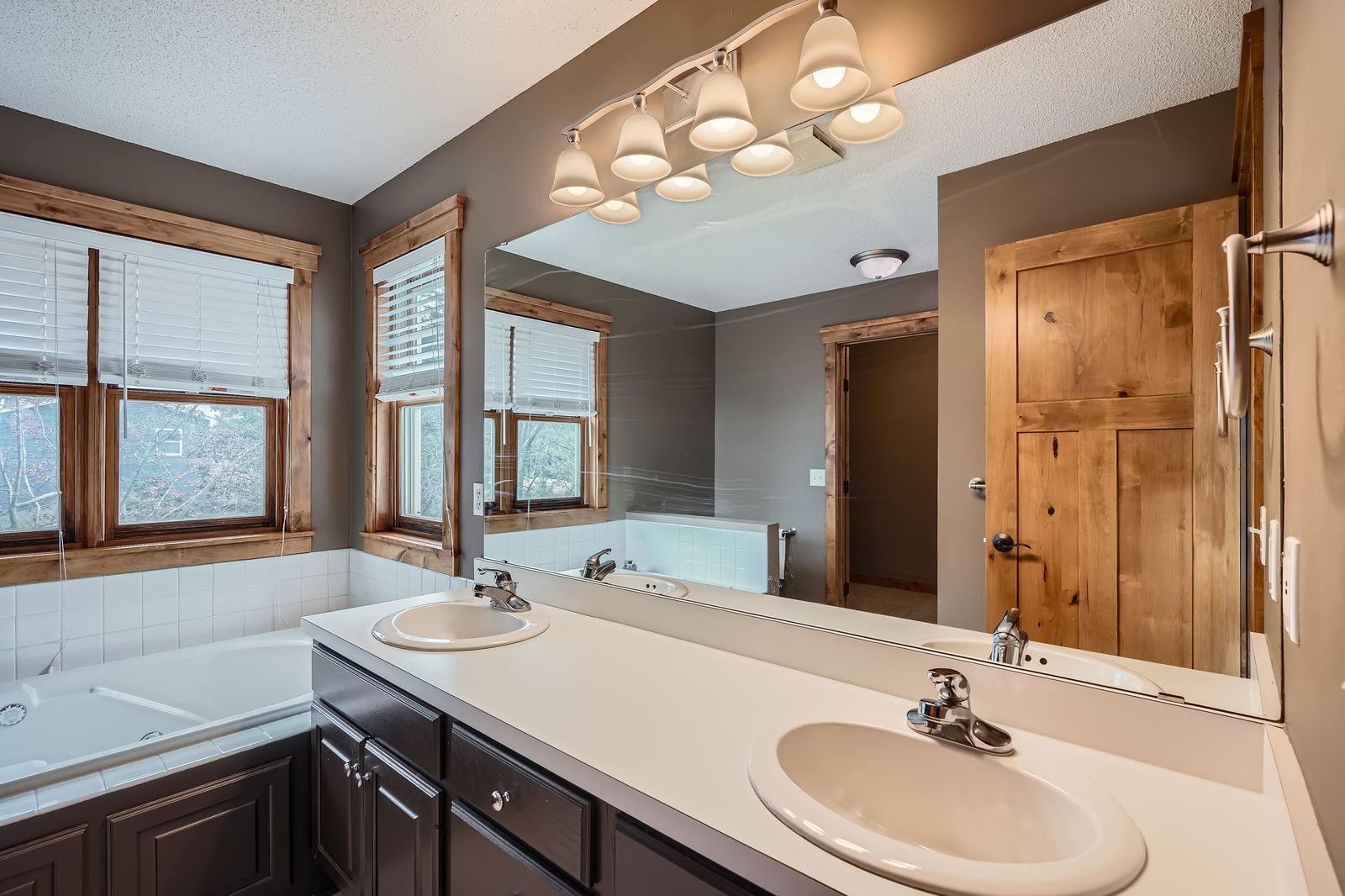 9599 Brookview Circle, Woodbury, Minnesota image 18