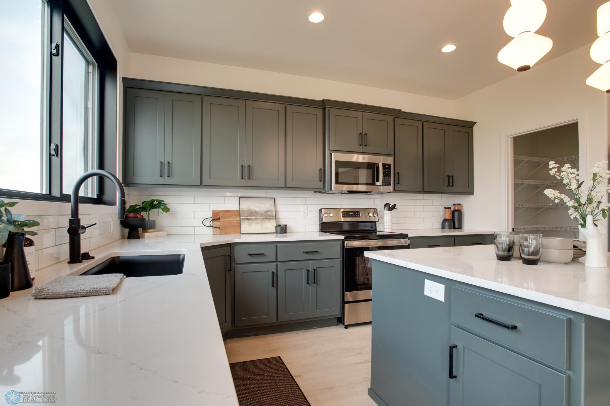 Fargo, North Dakota 58104, United States, 3 Bedrooms Bedrooms, ,3 BathroomsBathrooms,Residential,Pending,57848