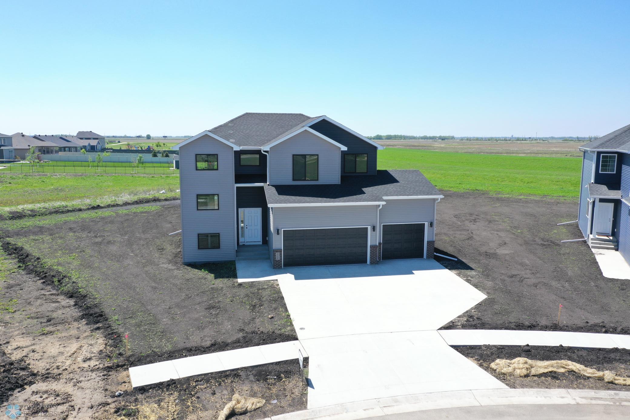 Fargo, North Dakota 58104, United States, 3 Bedrooms Bedrooms, ,3 BathroomsBathrooms,Residential,Pending,57848