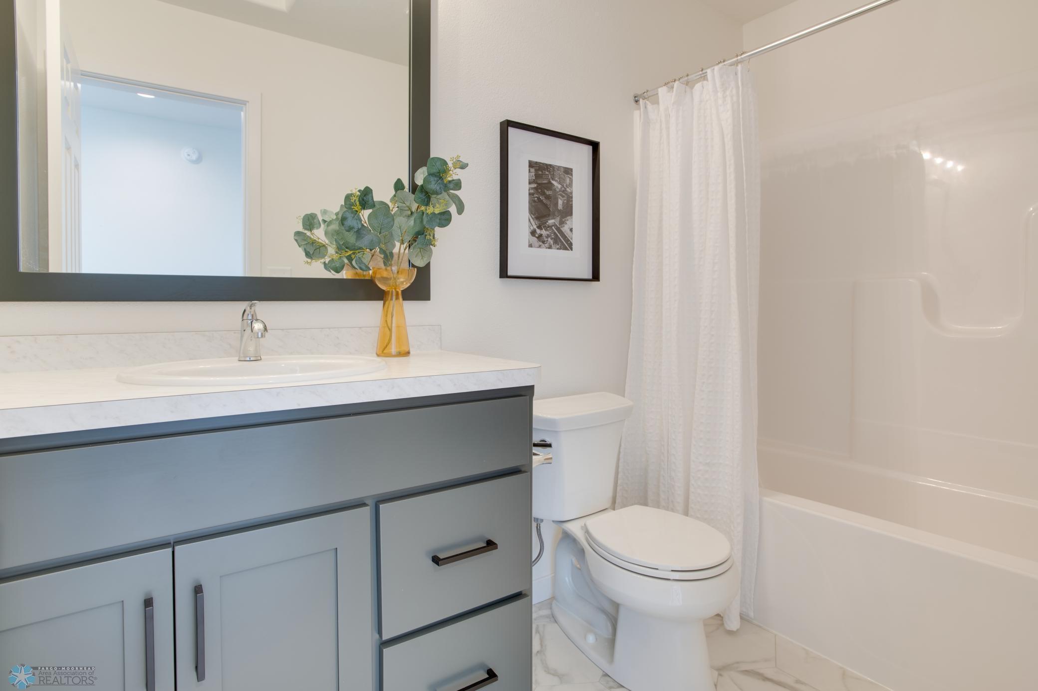 Fargo, North Dakota 58104, United States, 3 Bedrooms Bedrooms, ,3 BathroomsBathrooms,Residential,Pending,57848