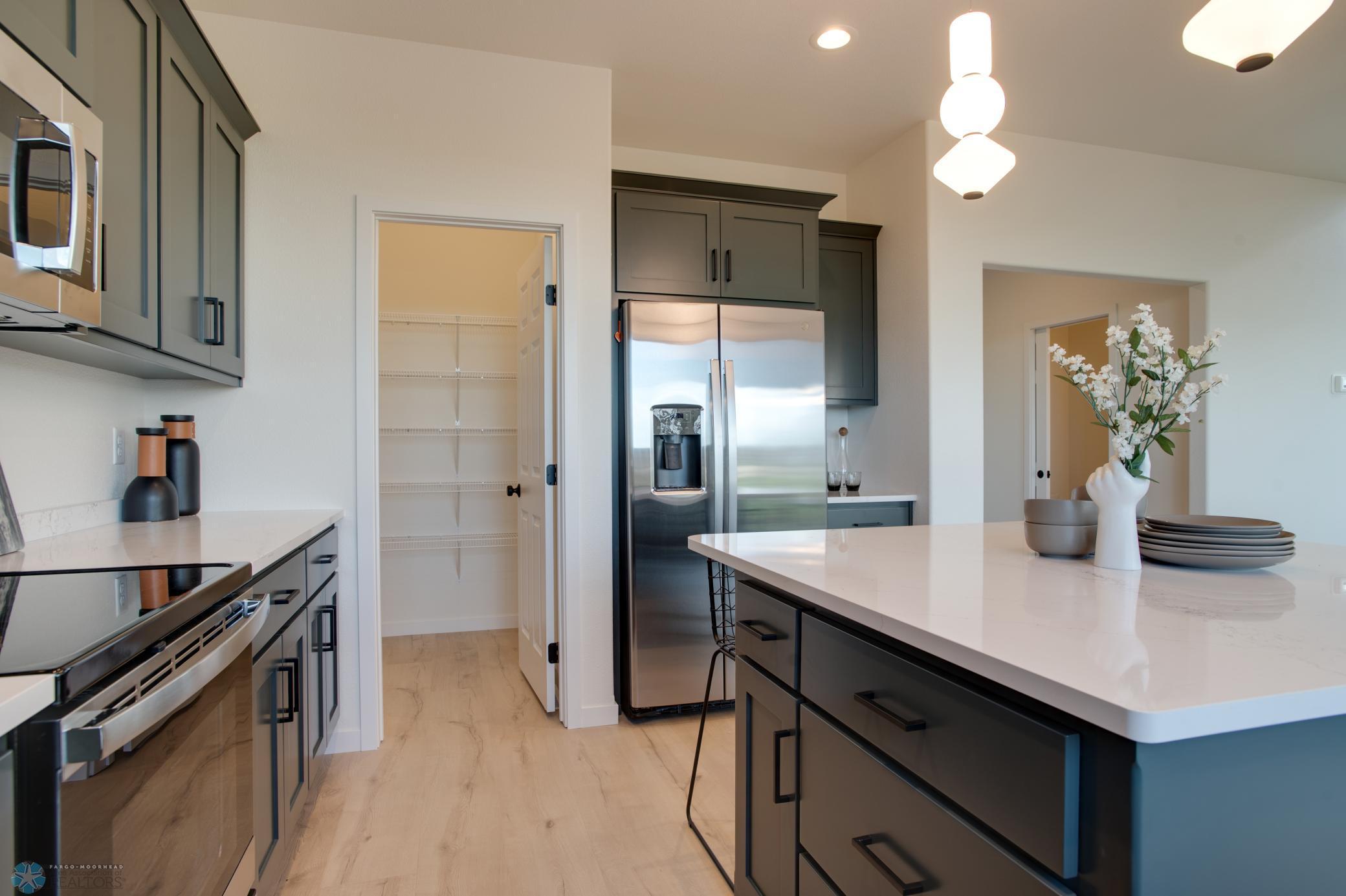 Fargo, North Dakota 58104, United States, 3 Bedrooms Bedrooms, ,3 BathroomsBathrooms,Residential,Pending,57848