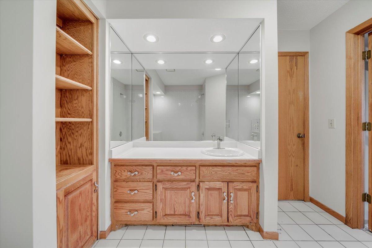 12510 Parkwood Drive, Burnsville, Minnesota image 18